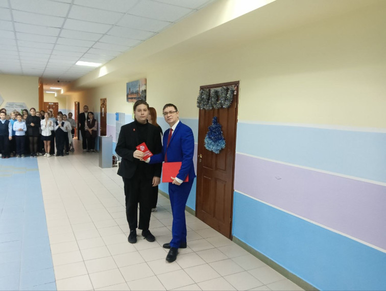 Вручение паспортов в обложках от Движения Первых.